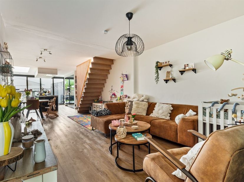 Volledig vernieuwde woning met 3 slaapkamers en verzorgde tuin, nabij de dorpskern, scholen en openbaar vervoer.<br />
Richtprijs: 349.000 euro <br />