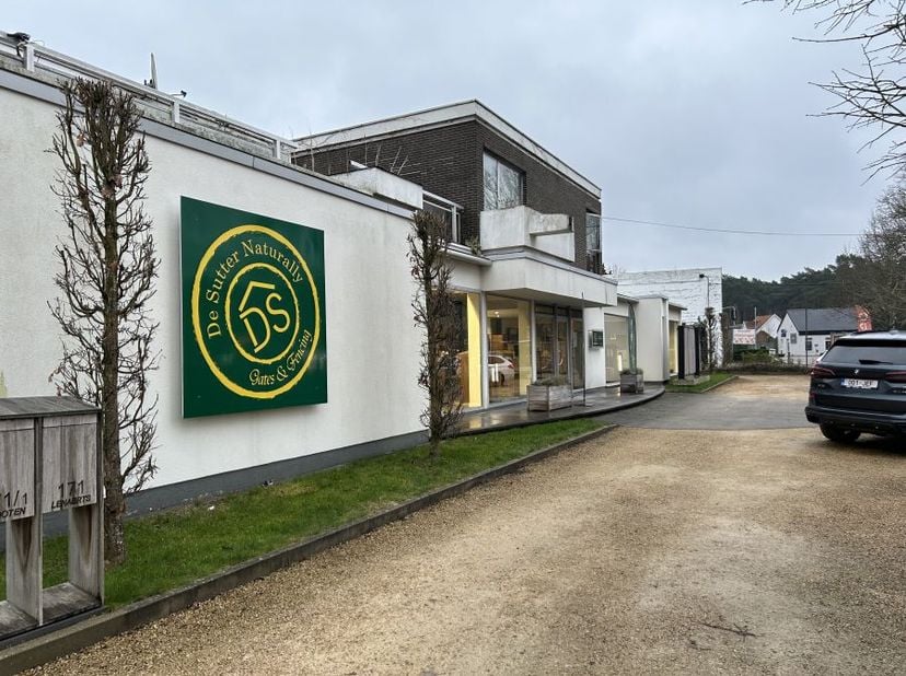 Bedrijfspand te koop in Bonheiden. Grote gevelbreedte en parkeergelegenheid. Aan de Rijmenamseweg.<br />
<br />
--------<br />
niet opsplitsbaar<br />