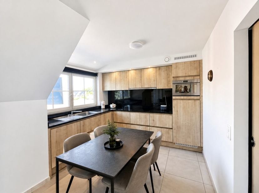 Prachtig appartement met 3 slaapkamers en 2 badkamers in het hartje van Pittem met een oppervlakte van 149 m².<br />
Met zonneterras vooraan met mooi