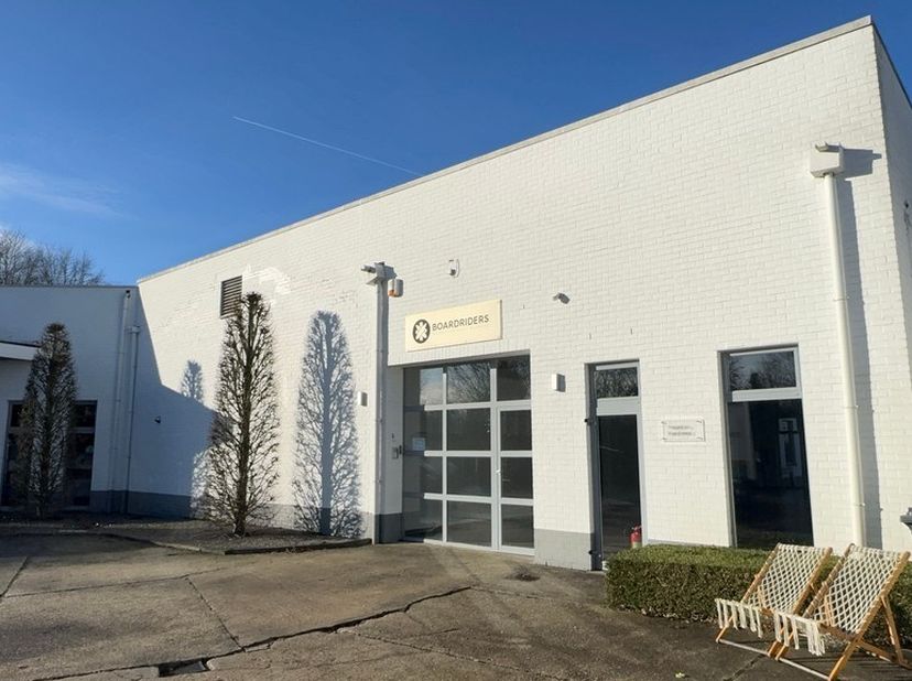 Deze multifunctionele ruimte is gelegen in de Antoon Catriestraat in Drongen, strategisch tussen de R4 (1,7 km) en de E40 (3 km).<br />
De site is eve