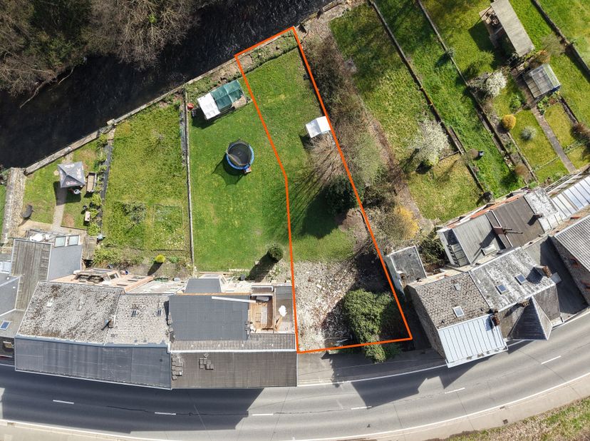 Terrain à bâtir avec projet accordé pour la construction d'un immeuble composé de 2 appartements<br />
Permis délivré le 4/12/2023 (durée de validité