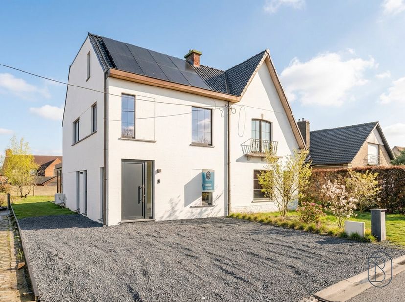 Maison neuve de qualité, idéalement située et finie avec style ! (+ 21 % TVA)<br />
Composition : hall dentrée avec cage descalier, vestiaire et toile