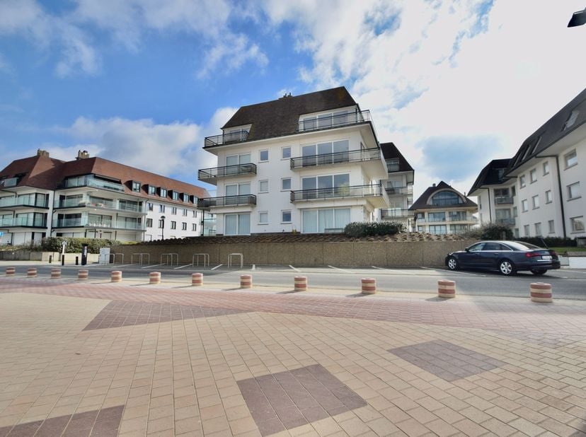 Appartement luxueusement rénové avec vue mer, sur la promenade du Zoute à quelques pas du Zwin, de la place M'as-tu vu et les magasins de l'avenue du