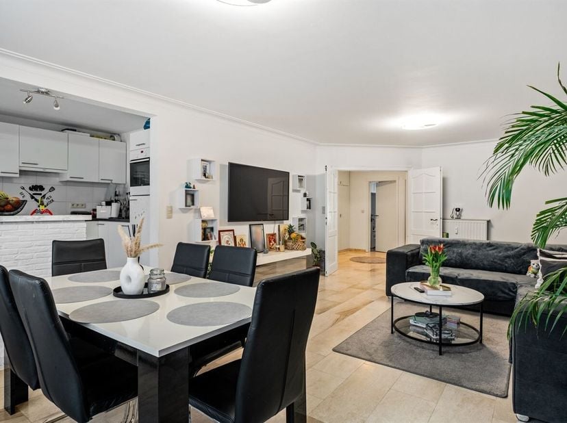 Dit appartement bevindt zich op de eerste verdieping van een verzorgd gebouw met lift aan de Schotensesteenweg in Deurne. De ligging is bijzonder guns