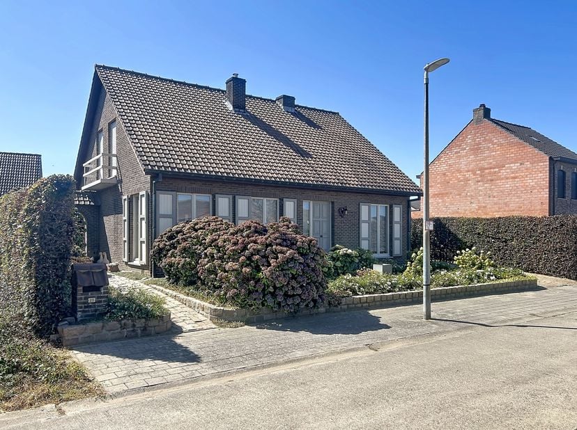 In een uiterst rustige en autoluwe woonomgeving, op fietsafstand van het centrum van Herenthout, bevindt zich deze gezellige en comfortabele gezinswon