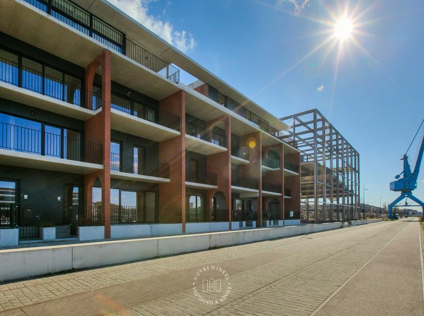 Deze prachtige ruime kadewoning (met 3 slaapkamers en 2 badkamers) is gelegen aan de voet van de Bataviabrug met mooie vergezichten over de stad en he