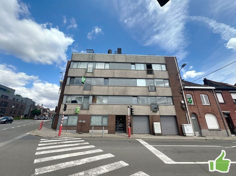 Appartement 1 chambre à louer face au parc de Mouscron, proche du centre ville. Situé au 3ème étage avec ascenseur. <br />
<br />
Logement très lumi