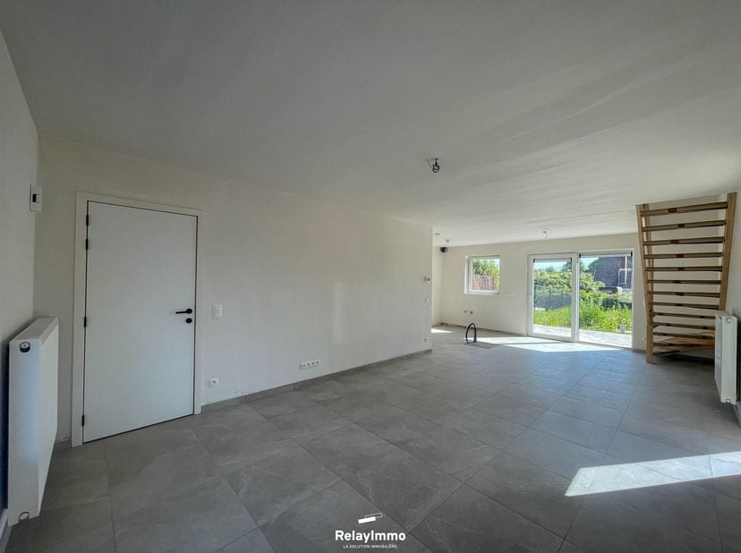 Nouvelle maison une mitoyenneté avec trois chambres, une salle de bain, un carport et un jardin. Construction 100 % traditionnelle. Promoteur immobili