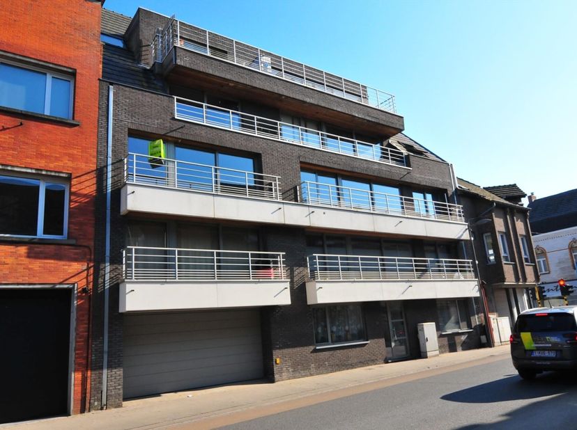 Appartement gelegen in een recent gebouw, in het centrum van Avelgem. Handels, scholen, kantoren liggen allemaal op wandelafstand van het appartement.