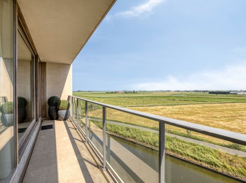Exclusief afgewerkt appartement met panoramische zichten langs de Handzamevaart te Diksmuide<br />
Idyllisch gelegen langs de Handzamevaart, nabij de