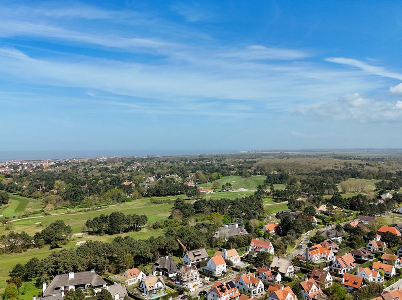 Exclusieve bouwgrond van ca. 972 m² (incl. oprit en toegangspad) in een van de meest gegeerde buurten van Het Zoute, rustig en discreet gelegen in het