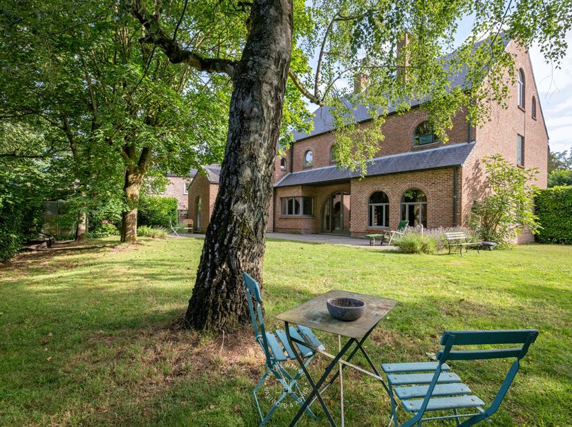 Op een prachtig perceel van 1.306 m² bevindt zich deze bijzonder ruime woning met een bewoonbare oppervlakte van maar liefst 369 m². De zonnige, aange
