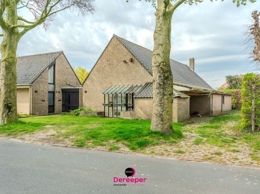 Op zoek naar een interessante investering of een project met twee afzonderlijke woonentiteiten? Dit perceel van 955 m² in Gistel biedt tal van mogelij