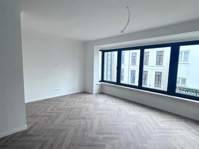 Gerenoveerd appartement ( 115m² ) met 2 slaapkamers, bureau en terras vlakbij het Centraal station van Antwerpen.<br />
<br />
We betreden de woonst