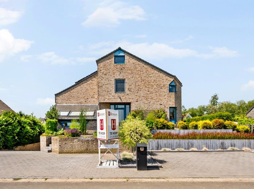 Deze vrijstaande villa is gelegen op een toplocatie aan een doodlopende straat in Nieuwerkerken op een prachtig perceel van 9are 31ca.<br />
De woning