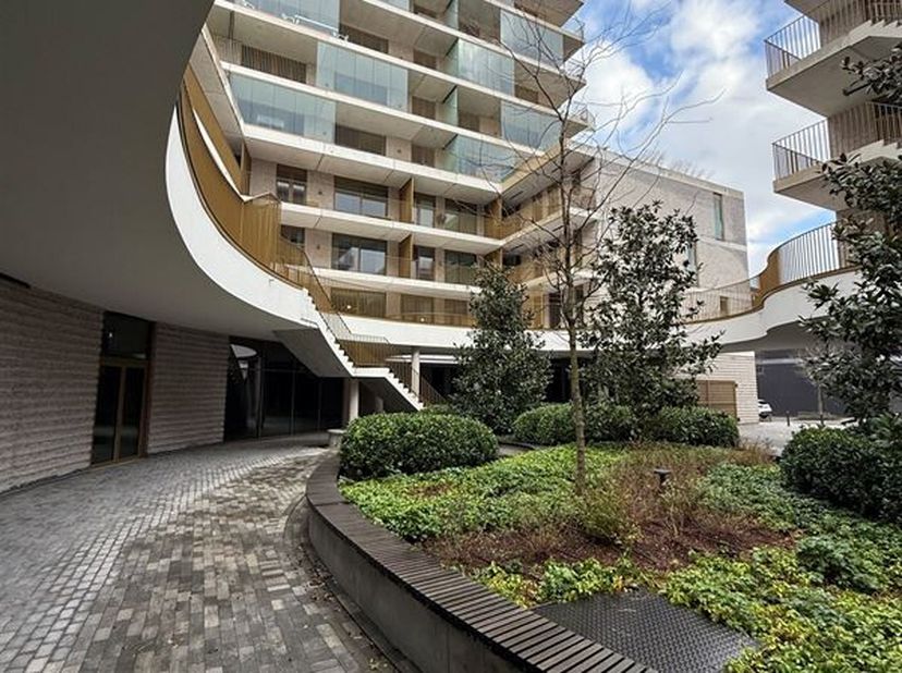 Nieuwbouwappartement met dubbel terras in Linkeroever. <br />
Nieuw appartement op een toplocatie, vlotte verbinding met E17 en E34. De nabijheid van