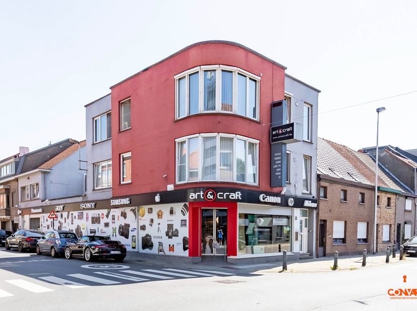 Op een commerciële toplocatie langs de Brugsesteenweg in Mariakerke bevindt zich deze instapklare winkelruimte met magazijn, momenteel ingericht als “
