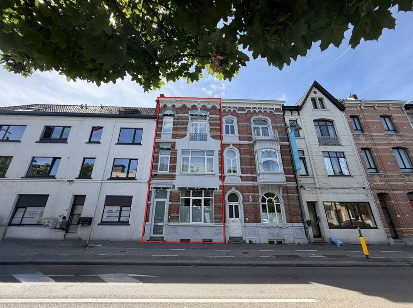 Vous recherchez un bâtiment de caractère dans la capitale du Limbourg ? Ce manoir de Hasselt allie charme historique et confort de vie agréable et pos