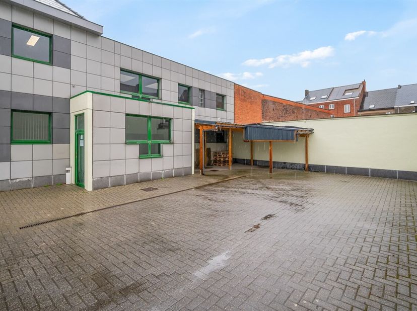 Gelegen aan de rand van het centrum van de stad Aalst vindt u dit ruim kantoorgebouw dat nu dienst doet als business center. <br />
Dit gebouw werd on