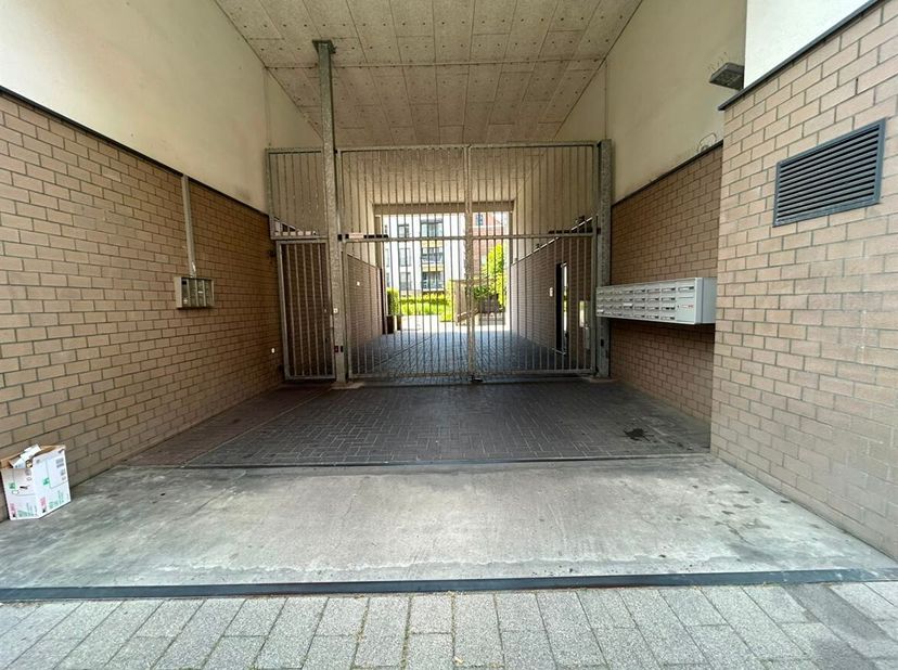 Deze autostaanplaats is uitstekend gelegen aan de Lange Sint-Annastraat, in het hart van de stad en op wandelafstand van het historisch centrum, winke