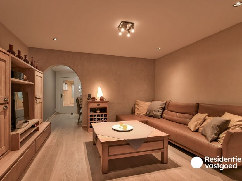Welkom in de Meenseheirweg 139, een gerenoveerde woning met ruime garage in het hart van Roeselare. Op wandelafstand zijn er winkels, openbaar vervoer