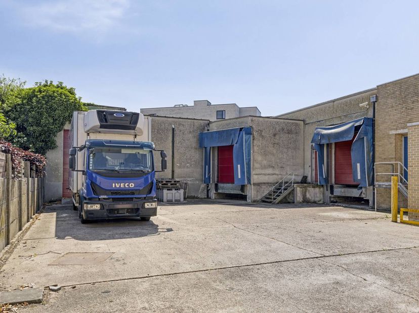 Cette spacieuse propriété commerciale, d'une surface commerciale totale de pas moins de 550 m², est située dans le cœur animé de Saint-Pierre, à proxi