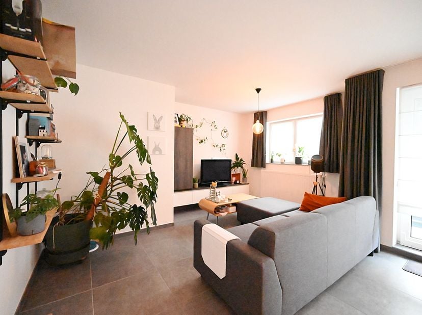 Dit appartement is gelegen op de eerste verdieping met volgende indeling: inkomhal/nachthal, woonkamer met open keuken, balkon vooraan, gastentoilet,