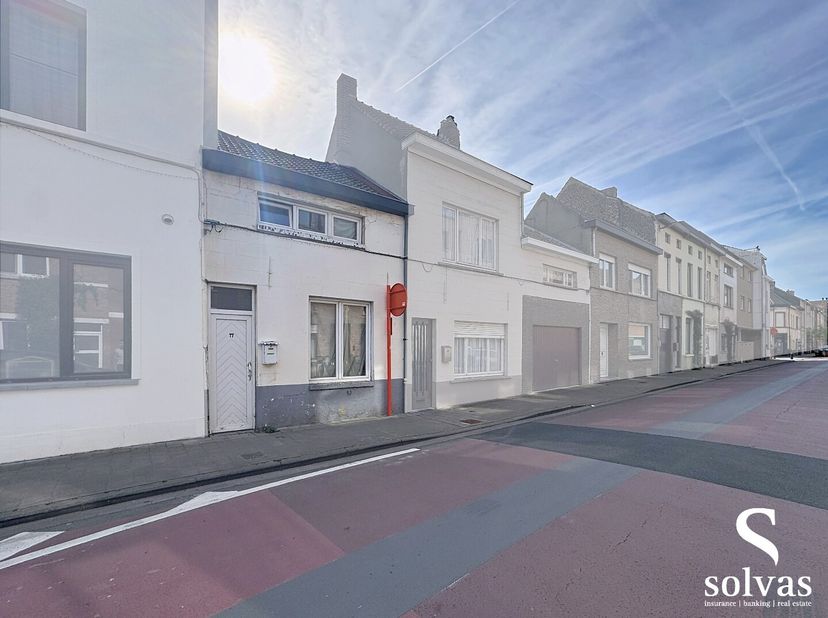 Op zoek naar een renovatieproject op een toplocatie? Deze compacte woning bevindt zich in een rustige straat op slechts 1,5 km van het centrum van Gen