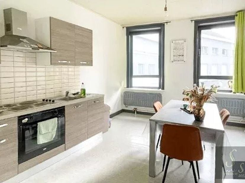 Situé à l'entrée de Binche non loin de toutes commodités à pieds, dans un immeuble ne comprenant que deux entités avec un rez-de-chaussée commercial,