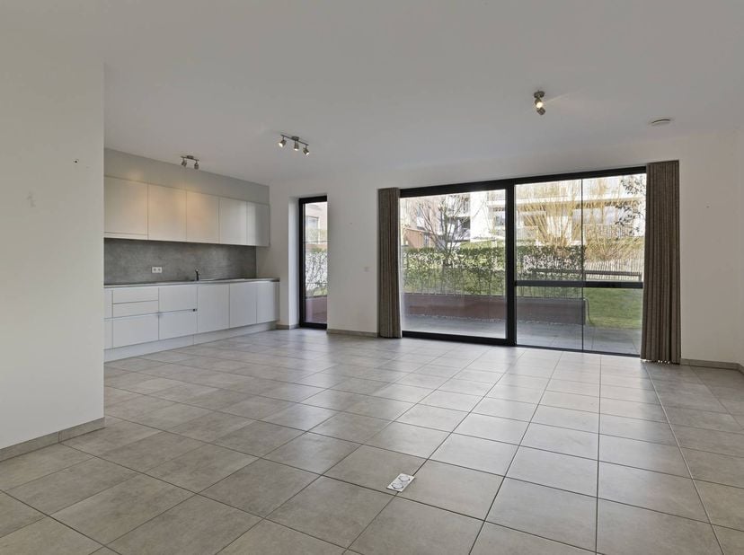 Vous recherchez un confort contemporain dans un endroit calme ? Ce bel appartement au rez-de-chaussée, situé au 8 de la rue Jozef De Vleminckstraat à
