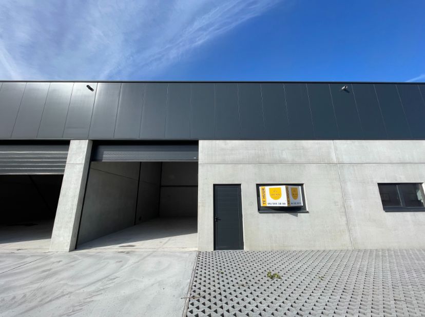 Nieuwbouw KMO-unit met een oppervlakte van 116 m² gelegen in ambachtelijke zone aan de Bevrijdingslaan 112, Dendermonde.<br />
Inclusief 1 parking.<br