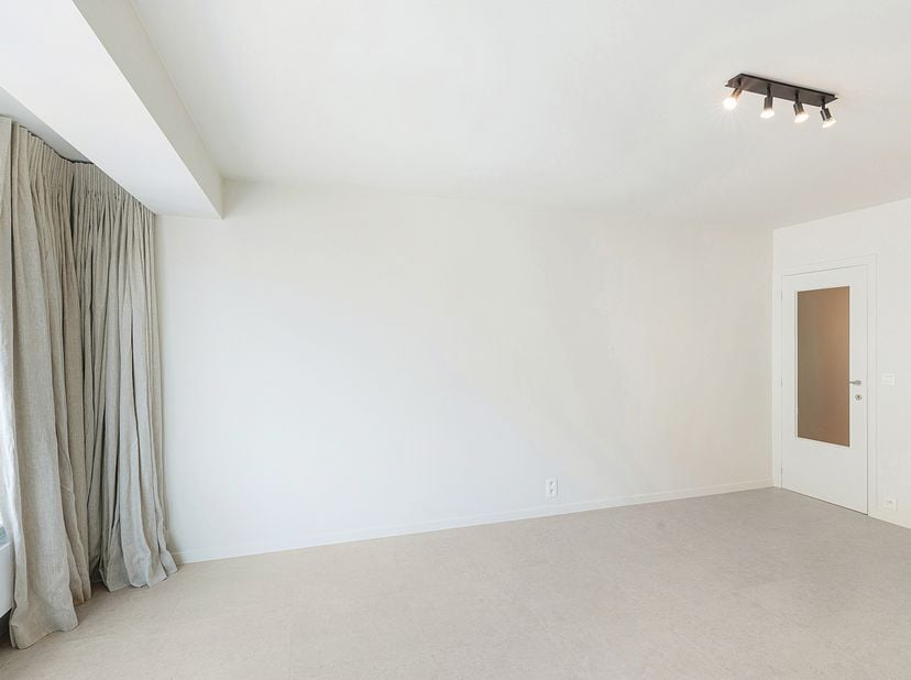 Ontdek dit verzorgde en volledig instapklare appartement met twee slaapkamers, ideaal gelegen in Heist-aan-Zee. Dankzij de centrale ligging bevinden h