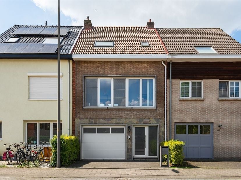 Zeer nette en instapklare woning met 2 grote en 1 kleine slaapkamer, tuin en garage te koop in Ekeren.<br />
Ligging: Ekeren Het Zand, vlakbij het sta