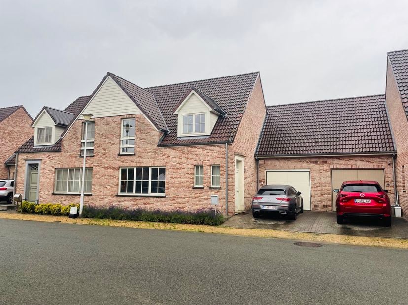 Deze stijlvolle woning combineert hedendaags wooncomfort met een tijdloze architectuur. Ze is gelegen in een rustige en kindvriendelijke woonwijk en b