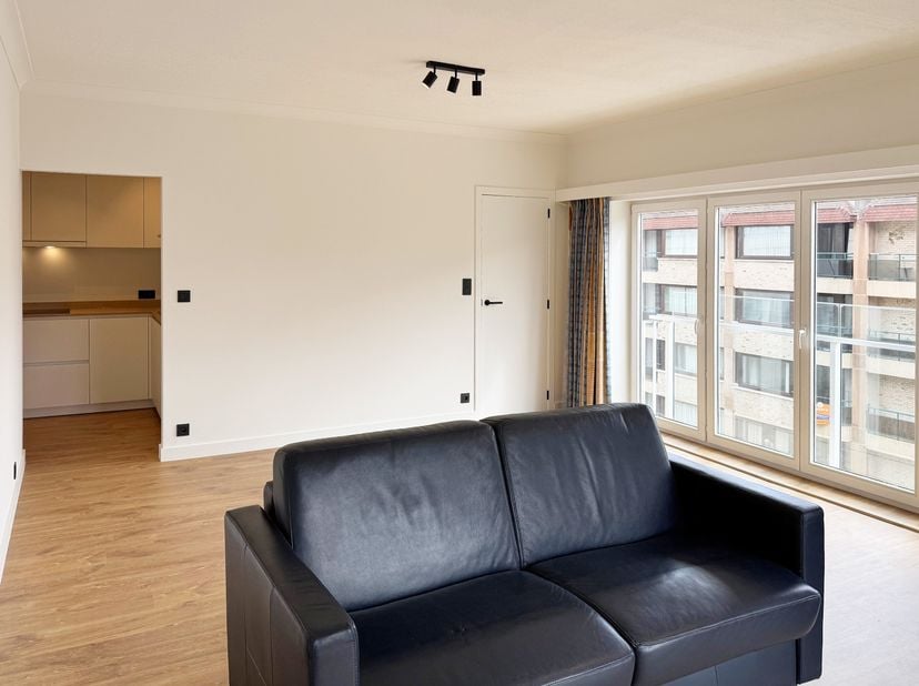 Dit instapklare appartement bevindt zich op een toplocatie in Nieuwpoort-Bad, in een rustige zijstraat van de Zeedijk, met zuidgerichte oriëntatie en