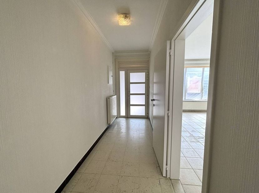 Vous recherchez une maison spacieuse et prête à emménager dans un emplacement central à Bilzen ? Cette maison bien entretenue de la Beverststraat alli