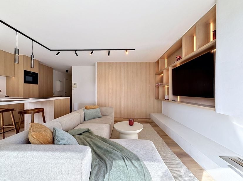 Schitterend gerenoveerd doorloopappartement met hoogwaardige afwerkingen op topligging te Nieuwpoort-Bad, gelegen in een zijstraat van de Zeedijk en o
