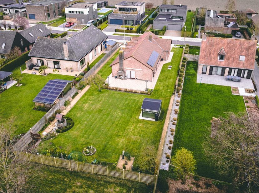 Deze alleenstaande bungalow, gelegen in het charmante Snaaskerke, biedt een unieke combinatie van rust, ruimte en karakter. De woning bevindt zich op
