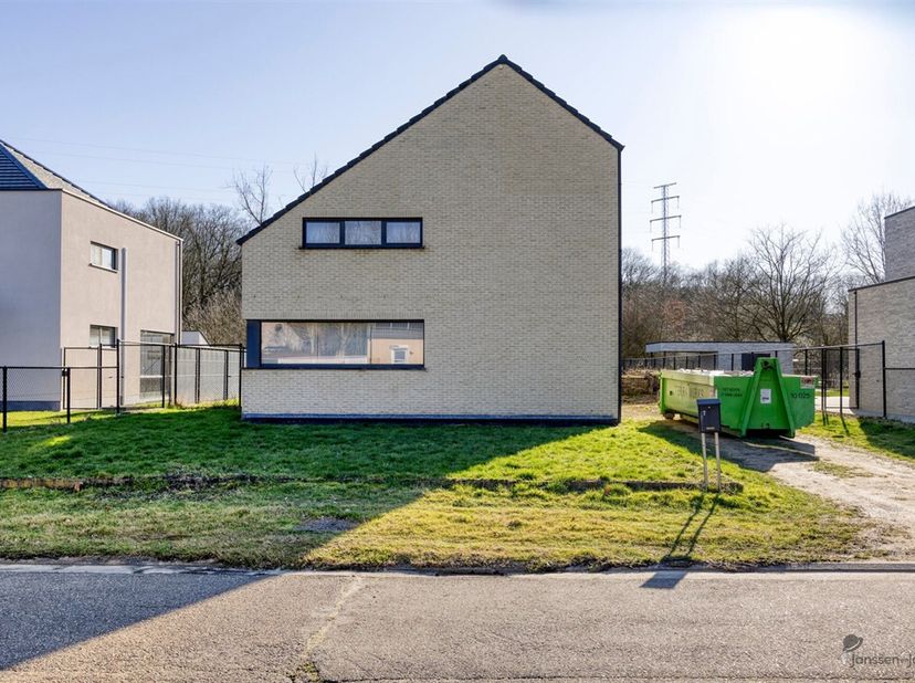 Af te werken open bebouwing met veel potentieel op rustige locatie<br />
Op een rustige en aangename locatie bevindt zich deze open bebouwing met een
