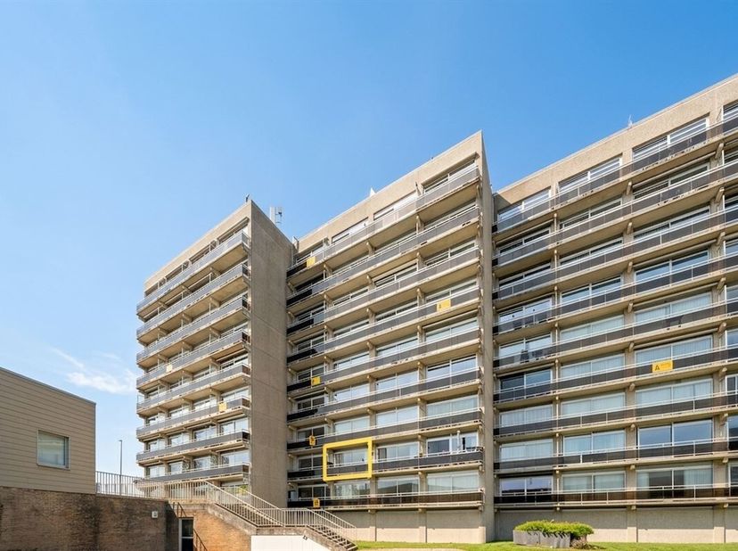 VLAKBIJ ZEE! Erg zonnig appartement, gelegen op de tweede verdieping van de verzorgde residentie Astrid, pal in het bruisende toeristische hart van Br