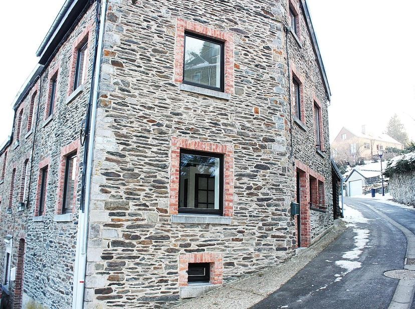 Glv: inkomhal, keuken (traditionnele oven, inductie, dampkap, frigo, gootsteen), woonkamer met inbouwkast, eetkamer<br />
Etage +1: 2 kamers, badkamer
