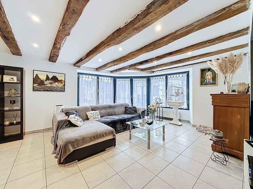 EasyHome vous propose ce bel appartement idéalement situé à Neufchâteau, à proximité des commodités, en plein centre-ville. Ce bien séduit par sa disp