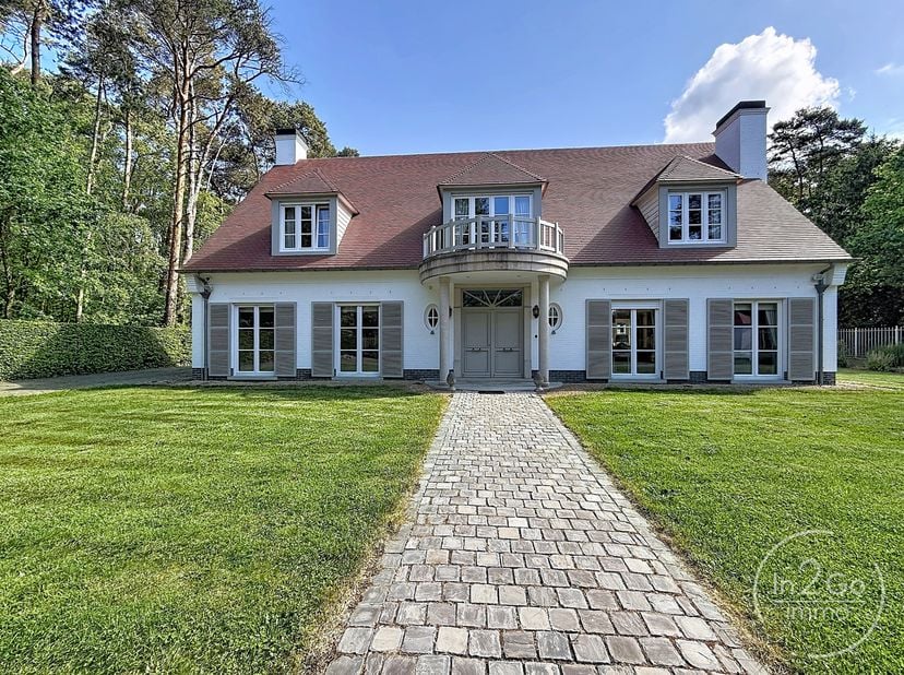Ontdek deze uitzonderlijk ruime en lichtrijke villa, rustig gelegen en gerealiseerd door b+ met oog voor kwaliteit. Deze prachtige woning bevindt zich