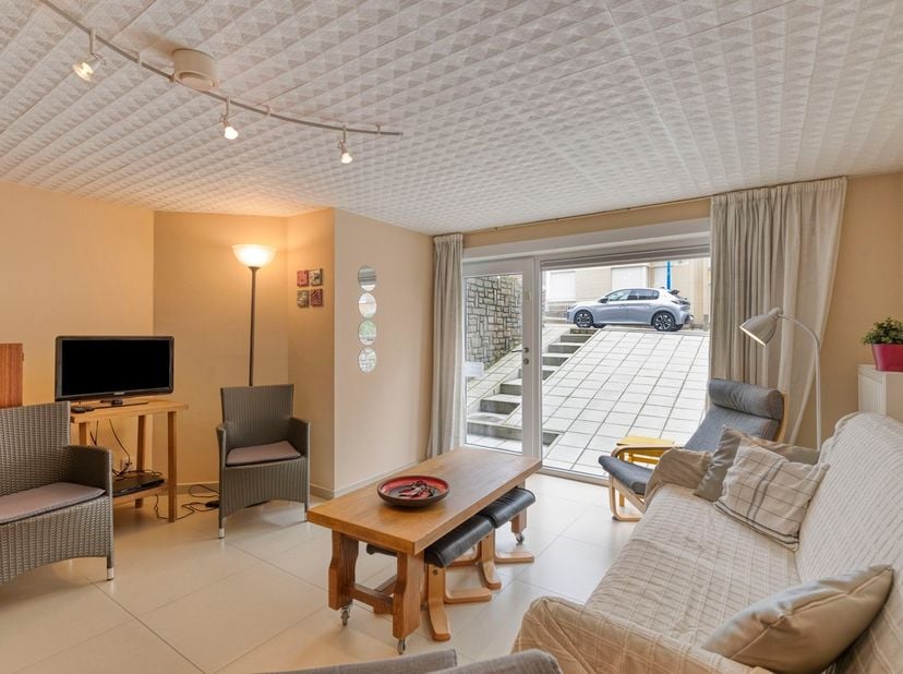 Ruim twee slaapkamer appartement gelegen in een rustige zijstraat van de Zeedijk. Het appartement beschikt over een badkamer met douche en een afzonde