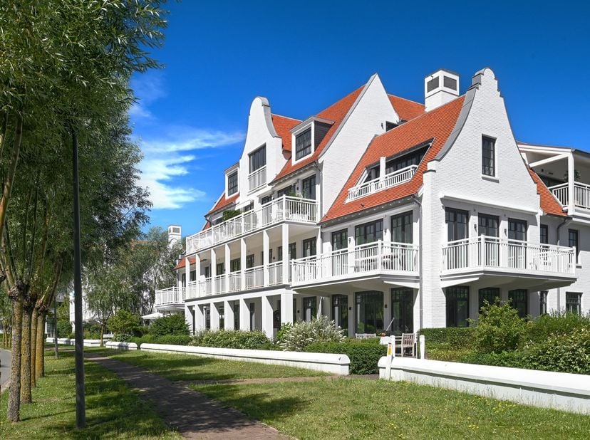 Op een van de meest gegeerde locaties in Duinenwater vindt u dit uitzonderlijke gelijkvloerse tuinappartement met een prachtig frontaal zicht op het m