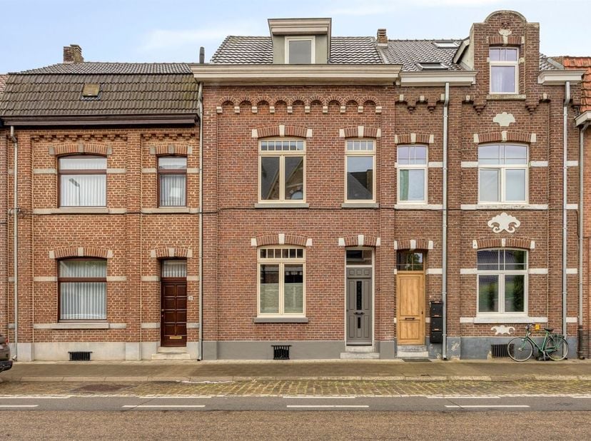 Prachtig gerenoveerde stadswoning met 3 slaapkamers en zuidgerichte tuin, op wandelafstand van het centrum van Maaseik.<br />
<br />
ALGEMEEN<br />