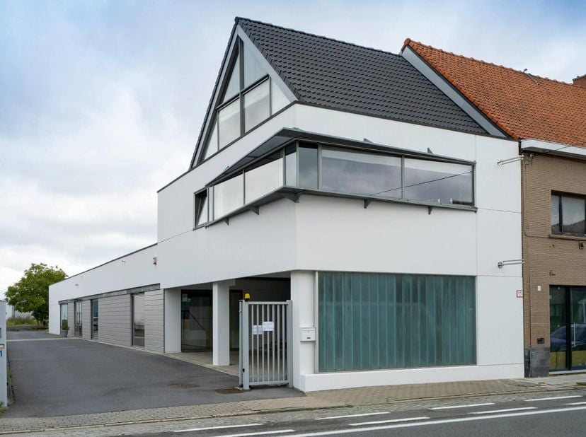 Polyvalent bedrijfsgebouw  van ca. 500 m² te koop op topligging in Wevelgem. <br />
<br />
Gelegen in Wevelgem nabij oprit R8. <br />
<br />
Omvat:<br