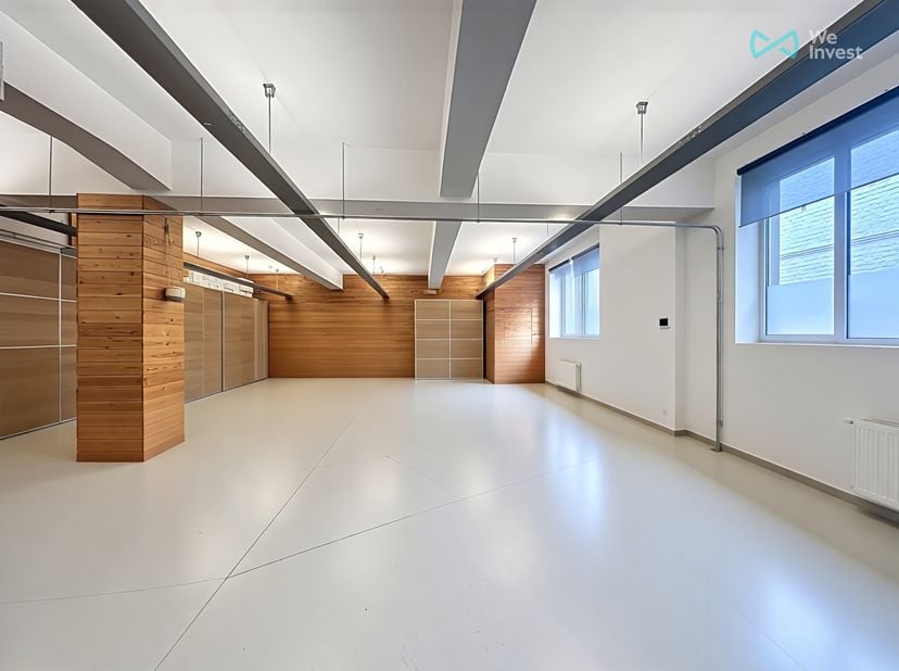 WE INVEST Bruxelles-Europe biedt dit polyvalente professionele pand van ±195 m² te huur aan, ideaal gelegen in de Trooststraat in Schaarbeek.<br />
De