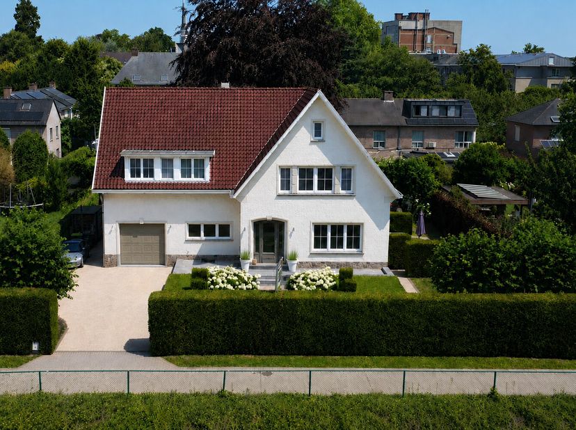Achter haar statige gevel ontvouwt zich een woning die vanaf het eerste moment indruk maakt. De imposante inkomhal zet meteen de toon: een elegante en