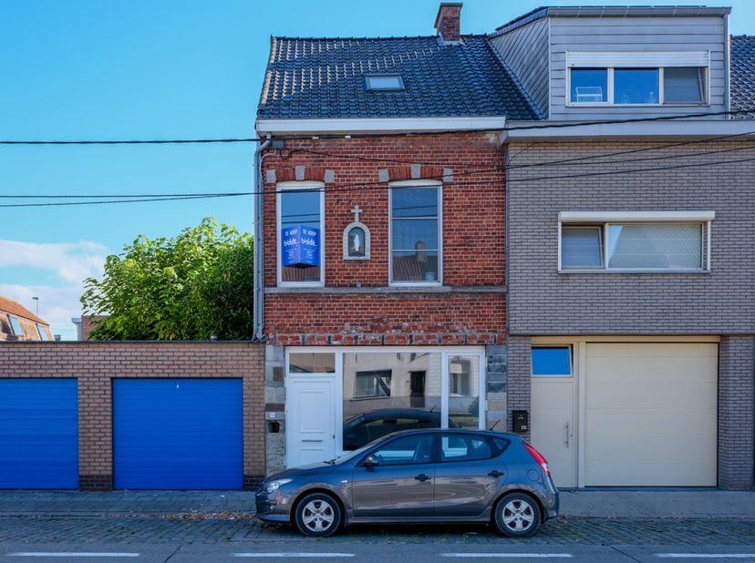 CENTRAAL GELEGEN WONING - <br />
<br />
Te renoveren halfopen bebouwing. Indeling: grote living met houtkachel, keuken, kelder, berging met aansluitin